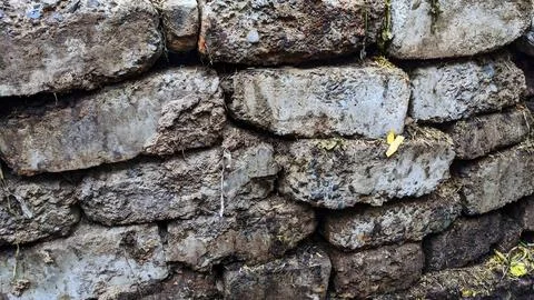Rough Grey Concrete Block Wall Texture with Earthy Tones 스톡 사진