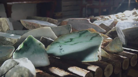 Rough jade displayed and sold in a jade jewelry store, Tianjin, China Vídeo Stock 140760916