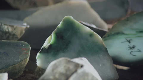 Rough jade displayed and sold in a jade jewelry store, Tianjin, China Stockbeeldmateriaal 140762230