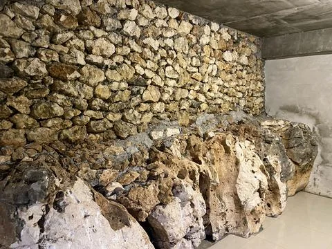 Rough limestone boulder feature and stacked rock wall. 스톡 사진