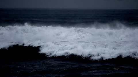 Rough ocean waves breaking in slow motion Stock Footage 105354470