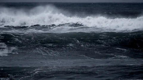 Rough ocean waves breaking in slow motion Stock Footage 105354612
