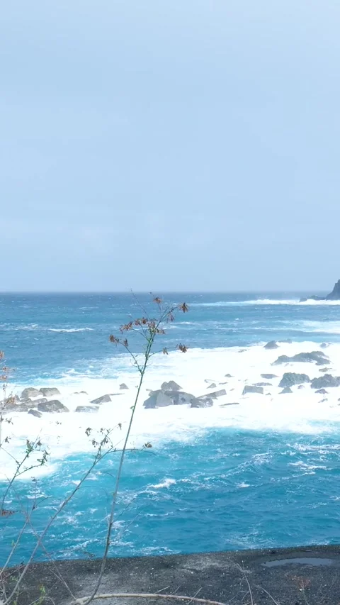 Rough ocean waves crashing against volcanic rocks Vidéo 329865848