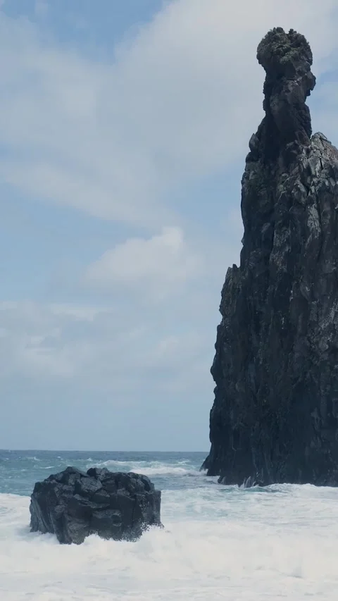 Rough ocean waves crashing against volcanic rock formations in madeira Video stock 334439950