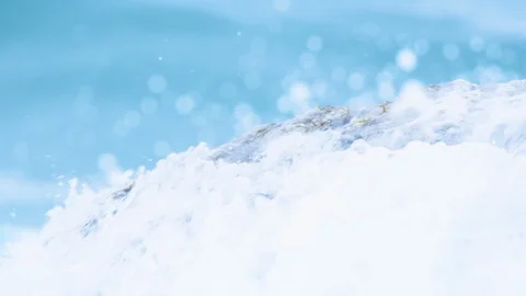 Rough ocean waves reveal healthy Mussels, Seaweed on rocks, NZ Vídeo Stock 124207658