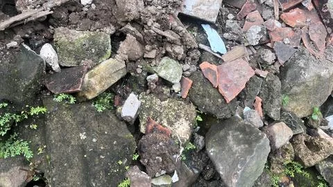 Rough pile of rocks, broken bricks, and soil spread across a natural outdoor Foto stock