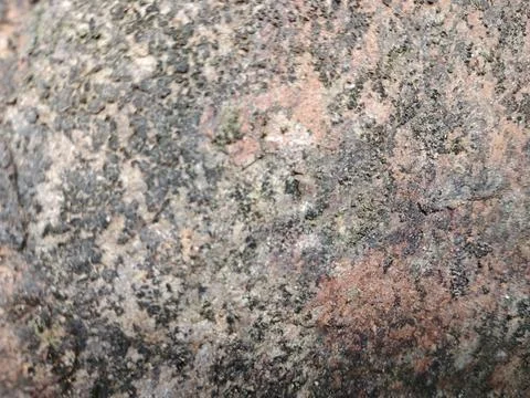 Rough Reddish Stone Surface with Black Mold Texture Foto stock