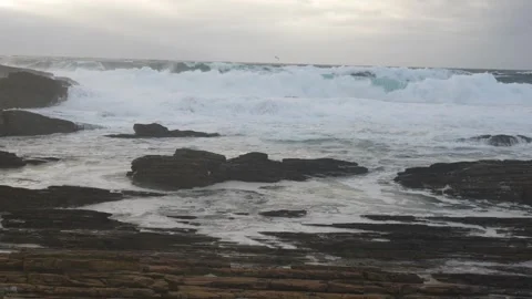 Rough sea with big waves in Orkney in 4k Video stock 289576731
