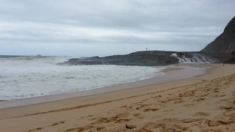 Rough sea. Strong waves crushing Pampo Rock. Itacoatiara Beach, Rio de Janeir 库存影片 121618331
