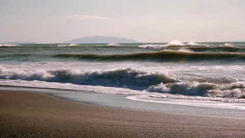 Rough sea, strong waves hitting the beach realtime Vidéo 122625837