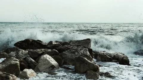 Rough sea waves breaking on a small cliff with foam and splashes. Stock-Footage 156081821