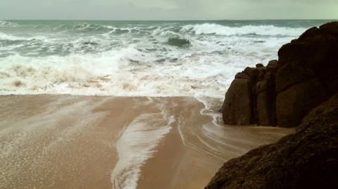 Rough seas breaking onto the beach, Cornwall Vídeos de archivo 35663387