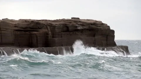 Rough seas - Powerful waves crashing on tuff shore on Ventotene Island, Italy 스톡 동영상 42257593