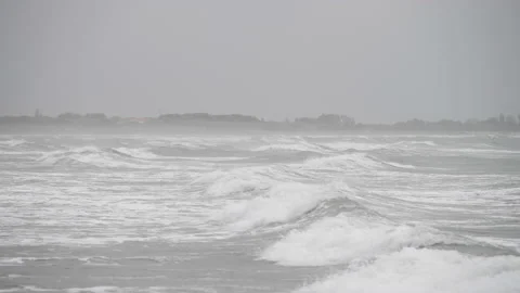 Rough seas with waves crushing on the beach Видео 140411134