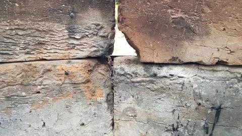 Rough surface of cracked aged bricks closeup Foto stock