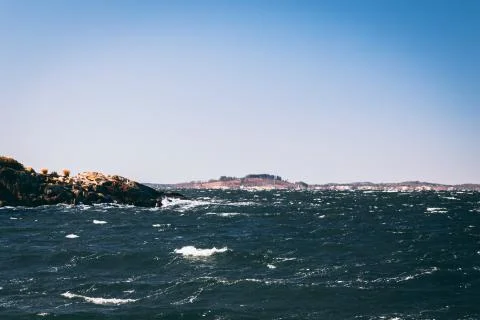 Rough waters crashing waves on rocks Stock-Fotos