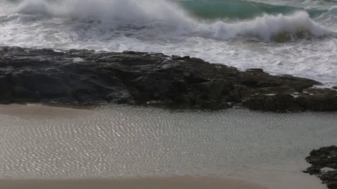 Rough waves at Champagne pools on Fraser Island Stock Footage 71416199
