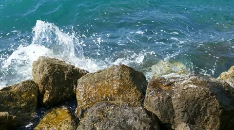 Rough waves clash against rocks Video stock 68070921