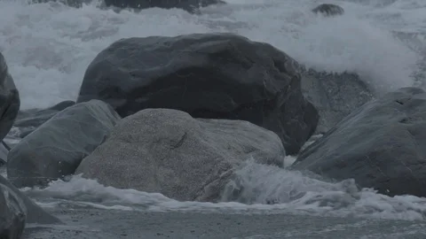 Rough waves of Hokitika sea on a cloudy morning Stock Footage 128285176