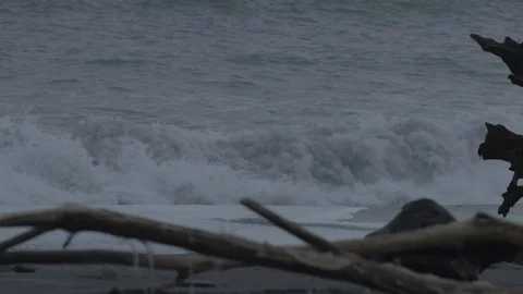 Rough waves of Hokitika sea on a cloudy morning Stock Footage 128285272