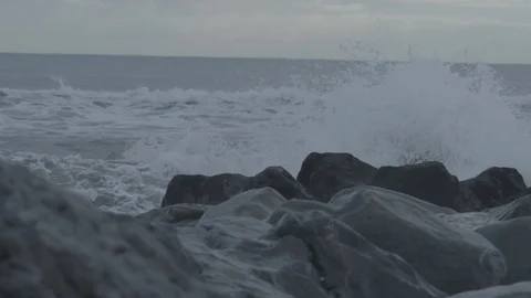 Rough waves of Hokitika sea on a cloudy morning Stock Footage 128285343