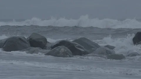Rough waves of Hokitika sea on a cloudy morning Stock Footage 128286074