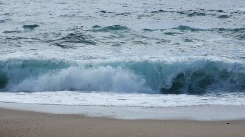 Rough white waves crashing on sandy beach. Straight on shot. 스톡 동영상 109262694