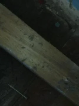 Rough wood background with different elements and dark illumination Foto stock