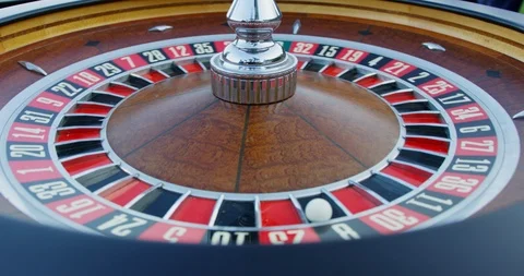 Roulette wheel continues to spin as the ball stays on number 8. Video stock 121742722