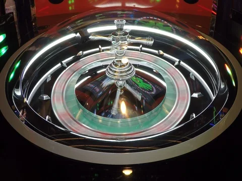Roulette Wheel spining winning number 5 red Video stock 83457334
