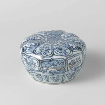 . Round box of porcelain with a second, flat lid with an annular button, p... 写真素材