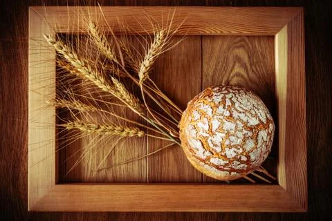 Round bread and spikelets Stockfoto's