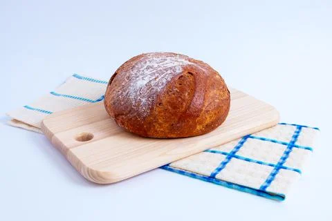 Round bread on a cutting board Stock-Fotos