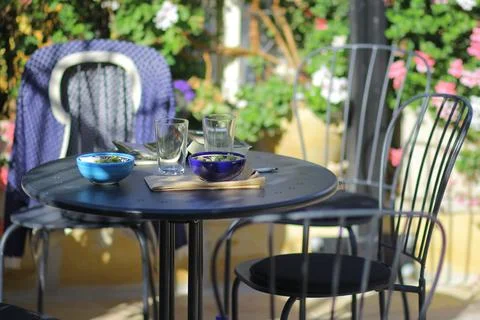Round cafe table with metal chairs in garden Foto stock