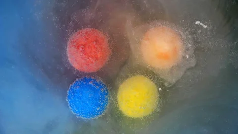 Round candy similar to a tablet, dissolves in water, releasing bubbles, close-up Vidéo 88341510