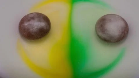 Round candy similar to a tablet, dissolves in water, releasing bubbles, close-up Stock Footage 126316360