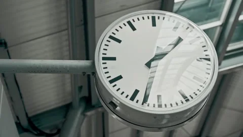 Round clock at a train station showing the time Vídeo Stock 278316018