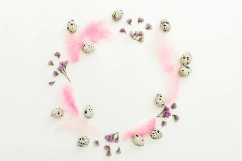 Round composition with easter eggs, flowers and feathers on white backgroun.. Foto stock