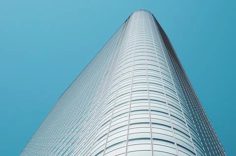 A round corner of a tall skyscraper in Tokyo. Ilustración de archivo