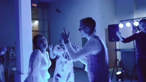 Round dance at the wedding disco Stock Footage 169274084