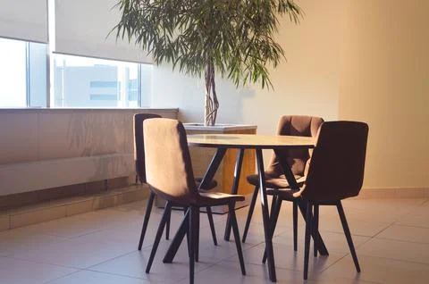 A round dining table with comfortable upholstered chairs. Modern furniture fo Stock-Fotos