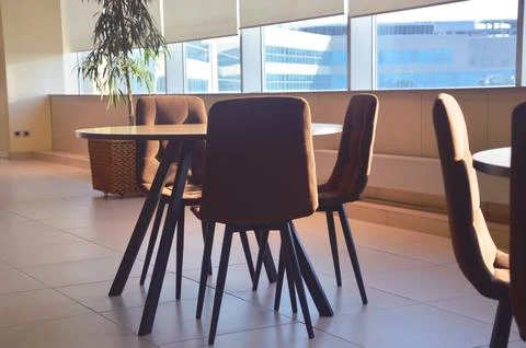 A round dining table with comfortable upholstered chairs. Modern furniture .. Foto stock