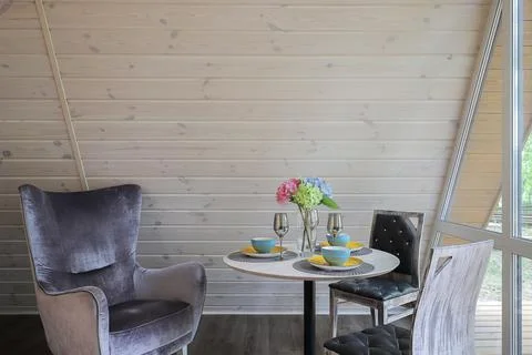 Round dining table in a modern interior Foto stock