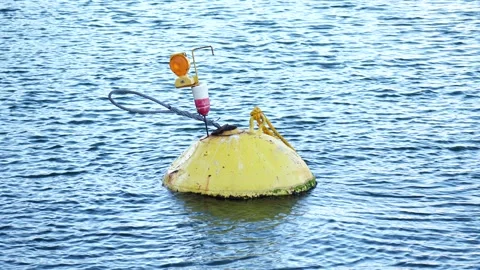 A round floating buoy Vídeos de archivo 313857660