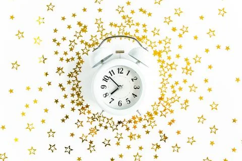 Round frame, alarm clock covered golden stars confetti, glitter decoration on a Foto stock