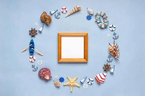 Round frame made of decorative items and miniature toys: seashells, seastars, Foto stock