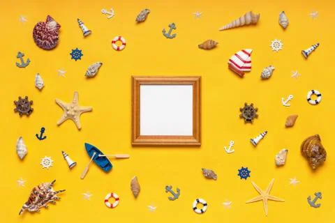 Round frame made of decorative items and miniature toys: seashells, seastars, Foto stock