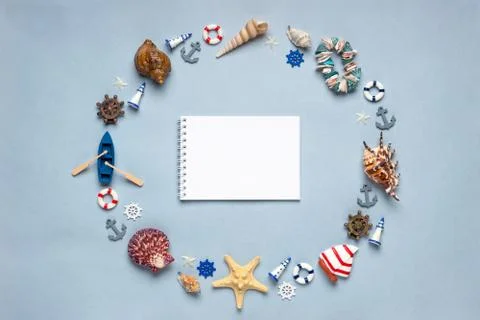 Round frame made of decorative items and miniature toys: seashells, seastars, Foto stock