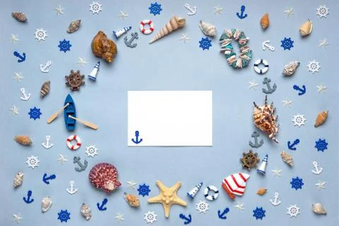 Round frame made of decorative items and miniature toys: seashells, seastars, Foto stock