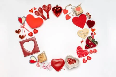 Round frame made of various decorative red hearts and romantic items: gifts,  Foto stock